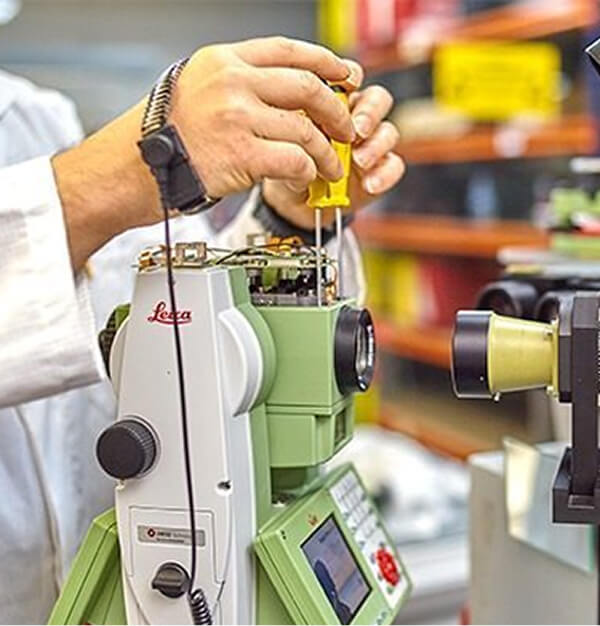 Técnico calibrando pesas patrón en laboratorio